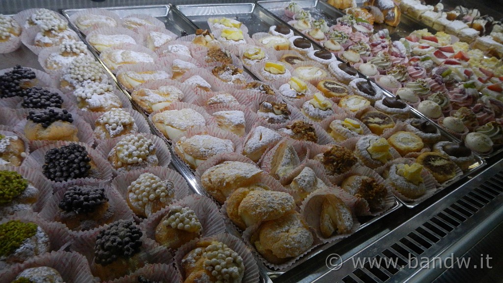 DSCN8712.JPG - Pausa dolcetto in una rinomata pasticceria del luogo